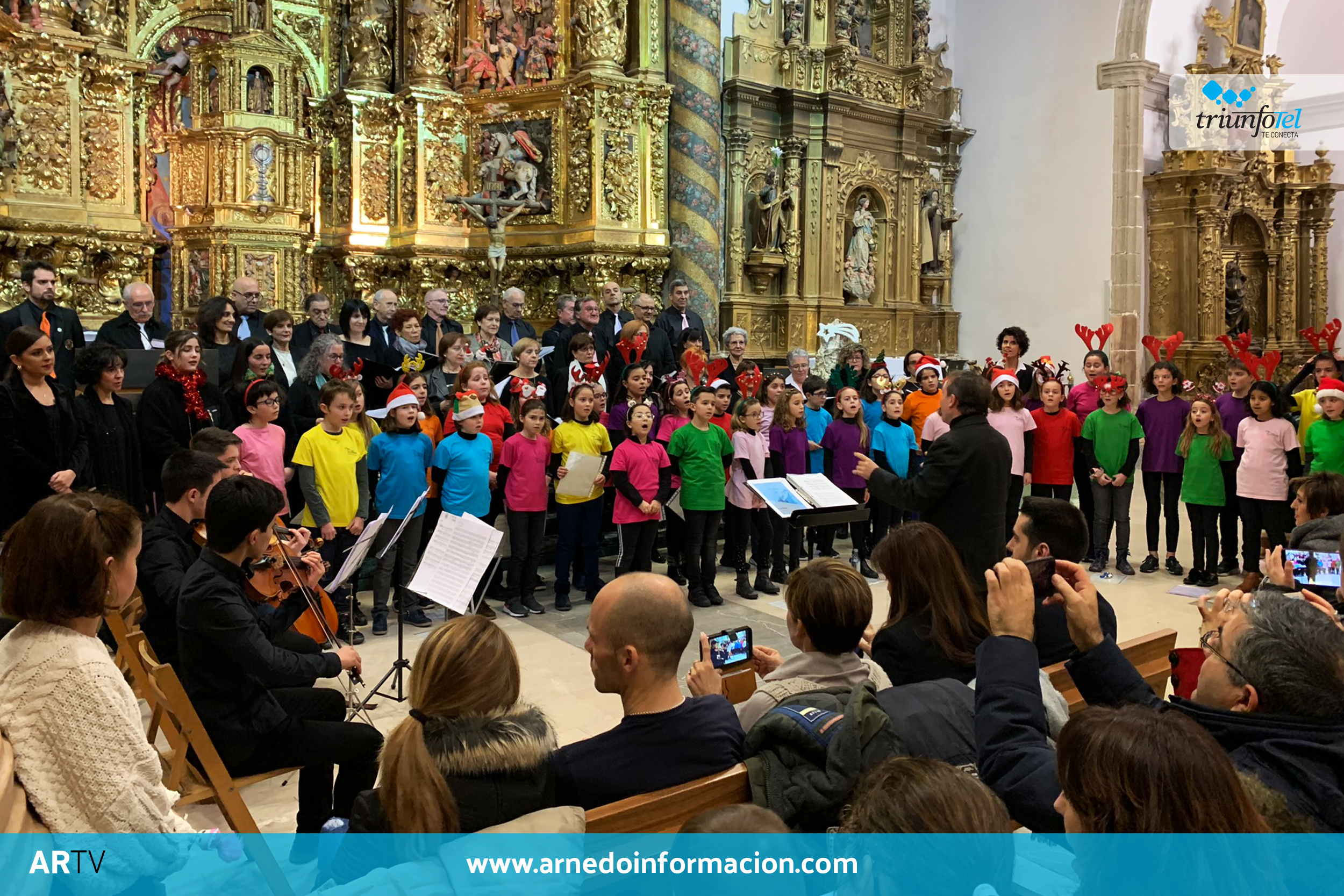 Orfón Celso Díaz y el coro del colegio La Estación durante le Pregón de Navidad 2019
