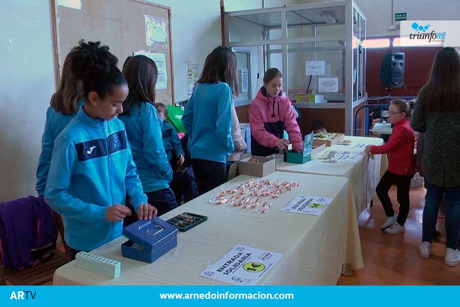 La escuela de fútbol de Arnedo organizó ayer domingo una jornada por la lucha contra el cáncer infantil. 