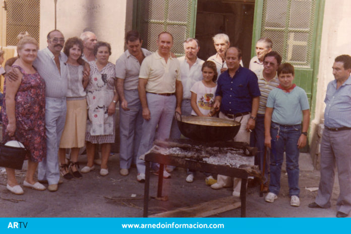 Cuadrilla de arnedanos almorzando en la calle, fiestas 19852