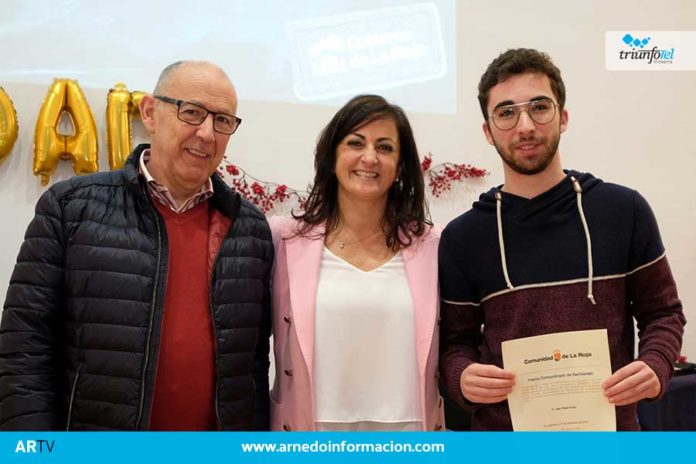 El exalumno del Celso Díaz Juan Pérez Rubio vuelve a obtener un nuevo reconocimiento por su trayectoria universitaria. Esta vez ha sido premiado por el Gobierno de La Rioja que ha reconocido su excelencia académica.